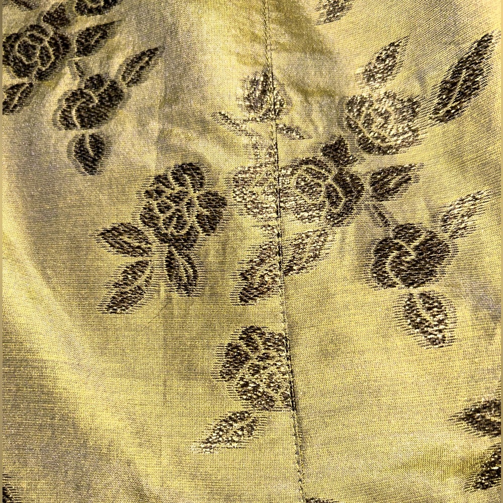 And embroidered silk green skirt quarterly in perfect condition